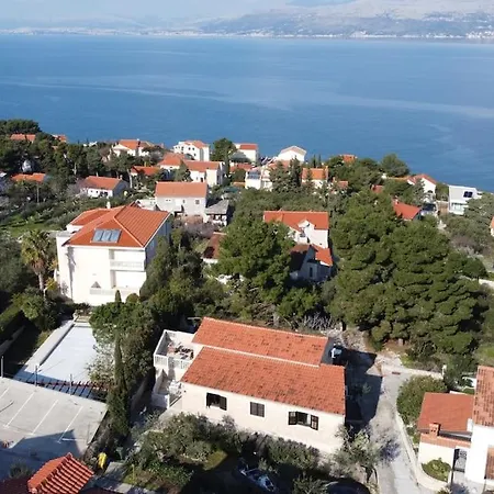 L.l Villa Splitska